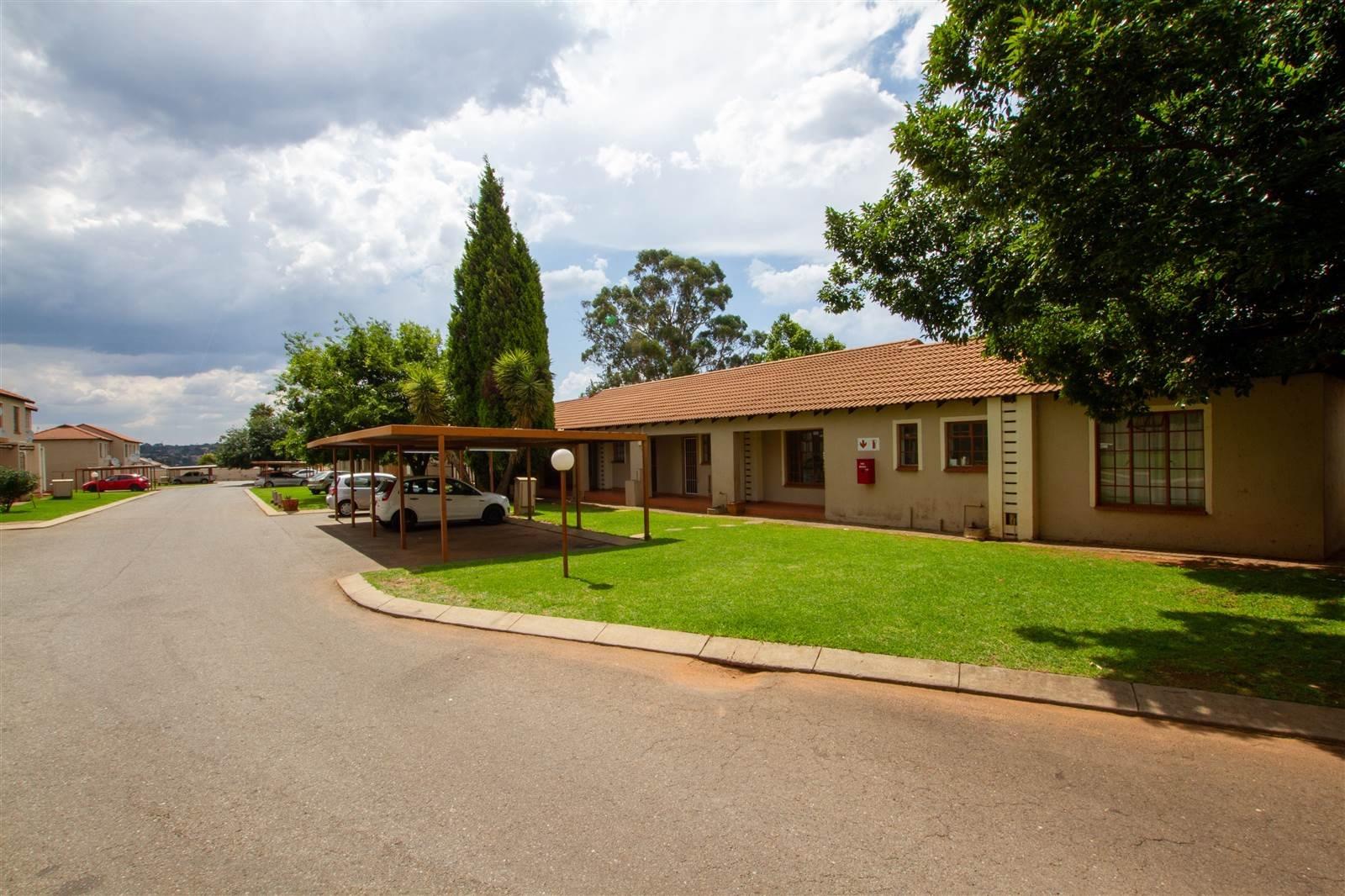 2 Bedroom Townhouse for sale in Roodepoort West - P24-117168938
