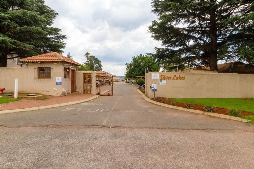 2 Bedroom Townhouse for sale in Roodepoort West - P24-117168938