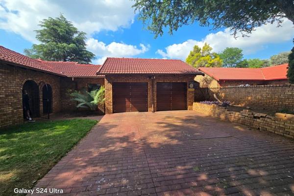 Escape to a welcoming family home in Rooihuiskraal North, Centurion, where four bedrooms and three bathrooms offer space for growing ...