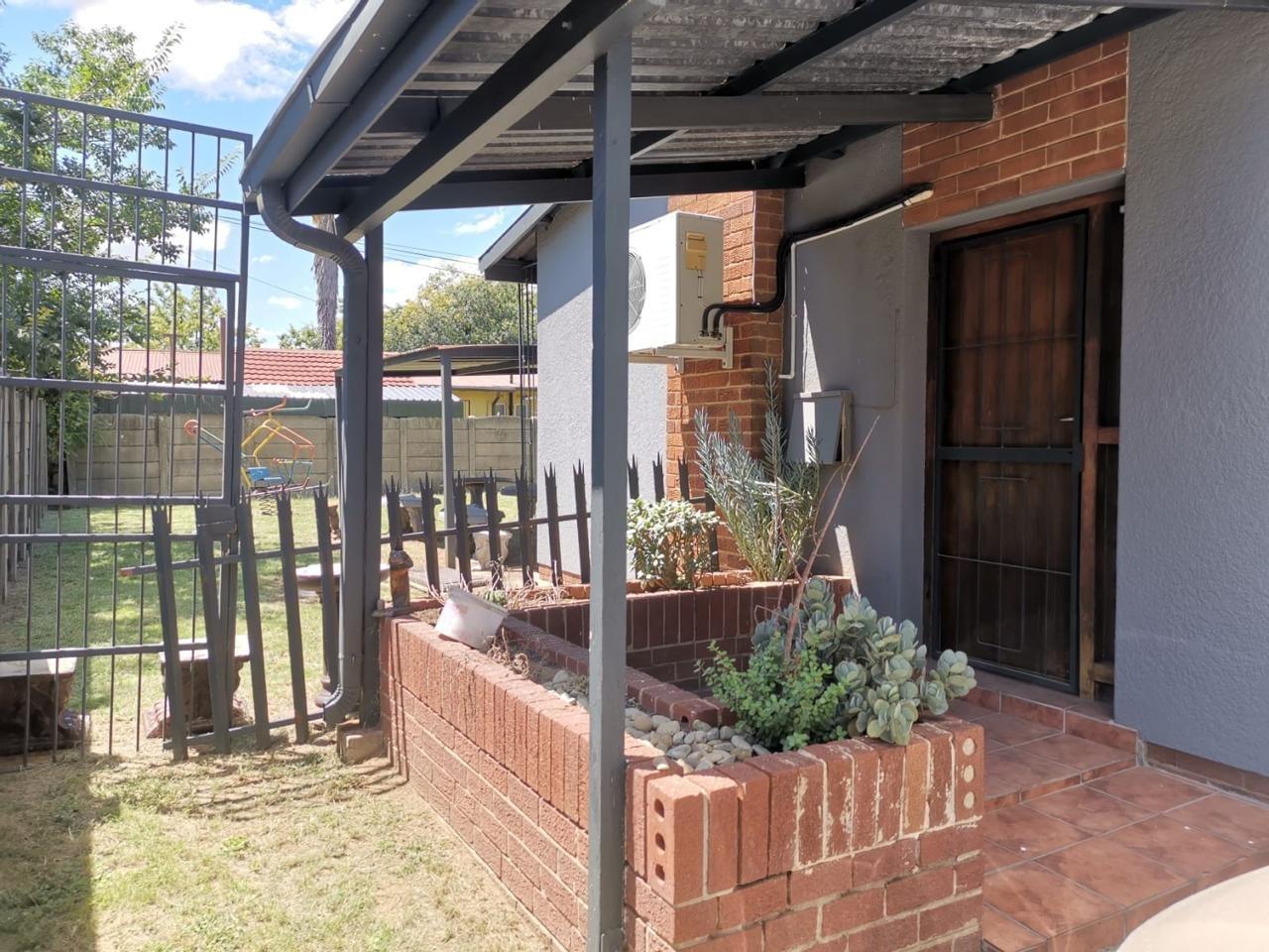 3 Bedroom House for sale in Sasolburg Ext 5 - P24-117172197