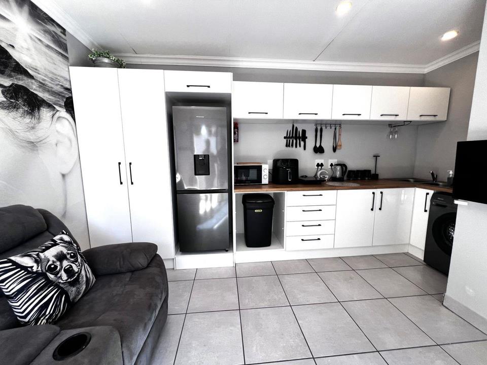 Listing number: P24-117172657, Image number: 1, Modern kitchen