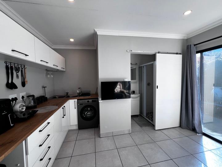 Listing number: P24-117172657, Image number: 2, Lounge and kitchen area