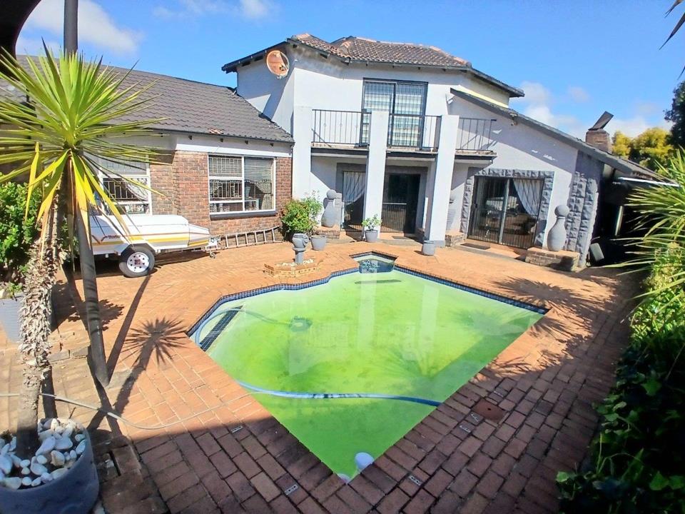 Greenhills Family Home with Pool and Granny Flat in Greenhills, Randfontein
