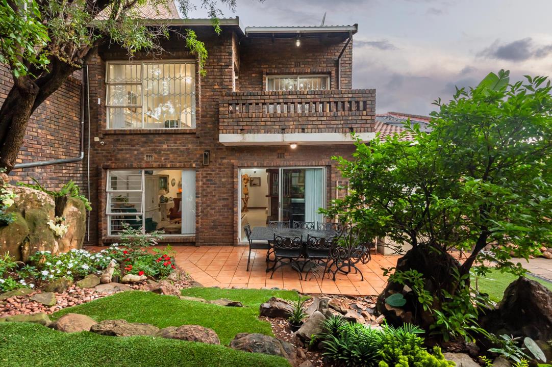 3 Bedroom Townhouse for sale in Mulbarton - P24-117178129