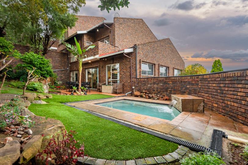 3 Bedroom Townhouse for sale in Mulbarton - P24-117178129
