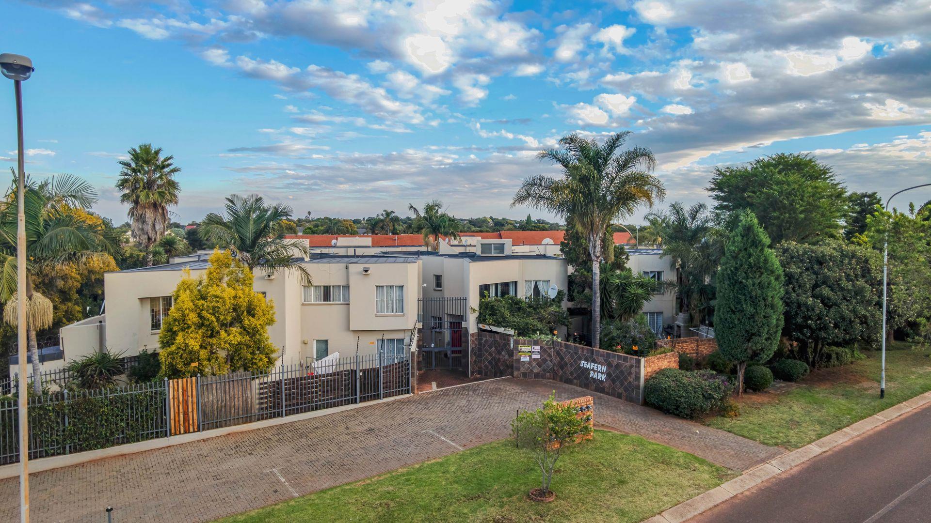 3 Bedroom Townhouse for sale in Pierre Van Ryneveld - P24-117158426