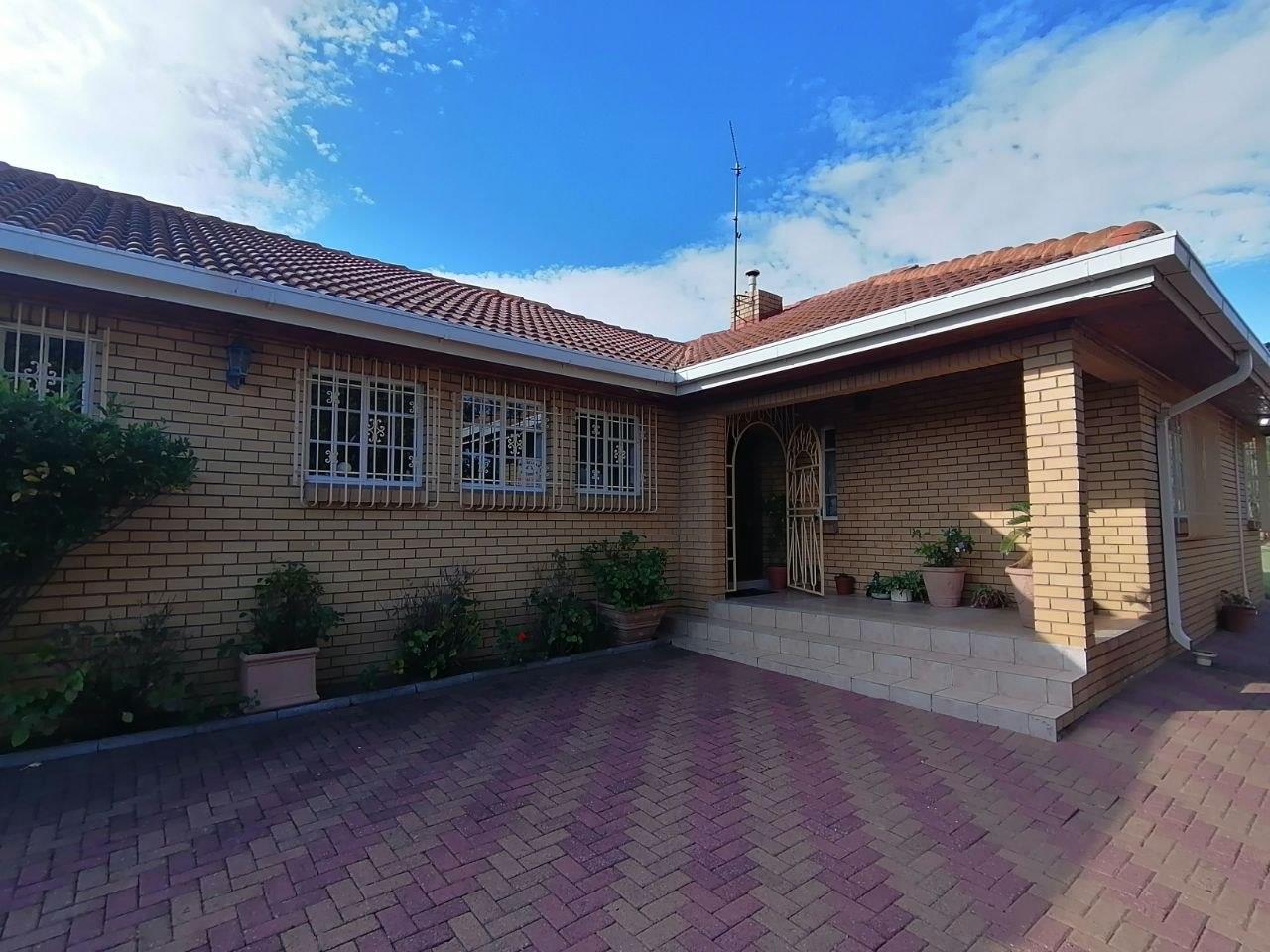 4 Bedroom House for sale in Standerton Central - P24-117180928