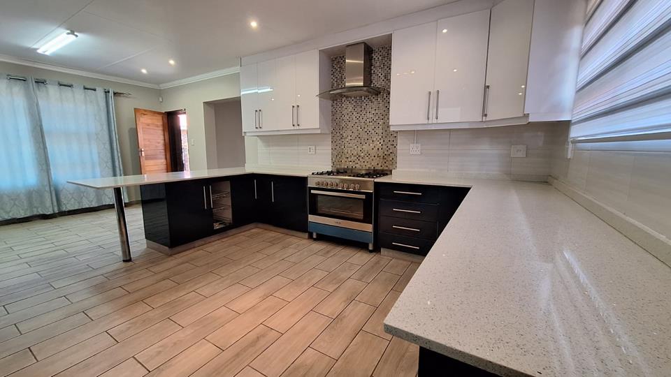 3 Bedroom Townhouse for sale in Kookrus - P24-117181604