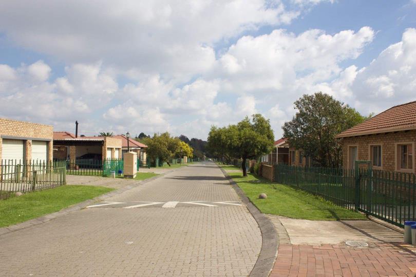 3 Bedroom House for sale in Rhodesfield - P24-117182618
