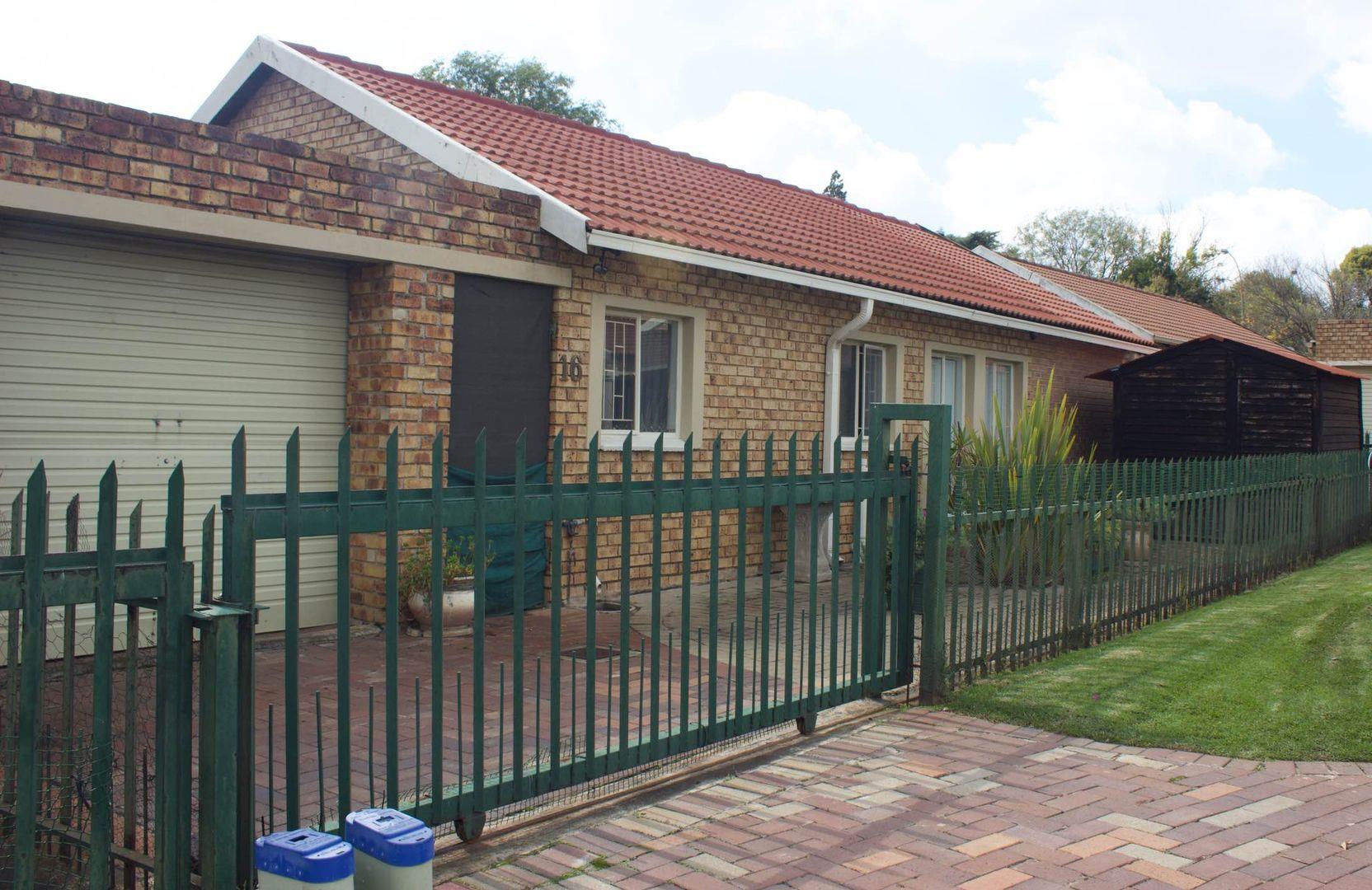 3 Bedroom House for sale in Rhodesfield - P24-117182618