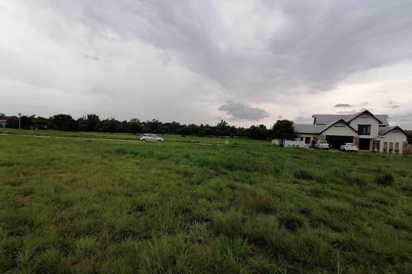 Build your dream home on this 696 m² stand in the prestigious Vaal de Grace Golf Estate, set on a scenic island in the Vaal River ...