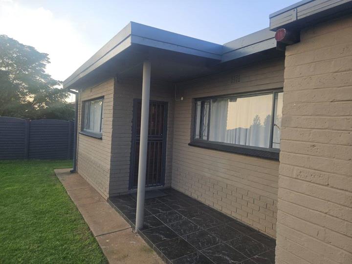4 Bedroom House for sale in Rothdene - P24-117185491