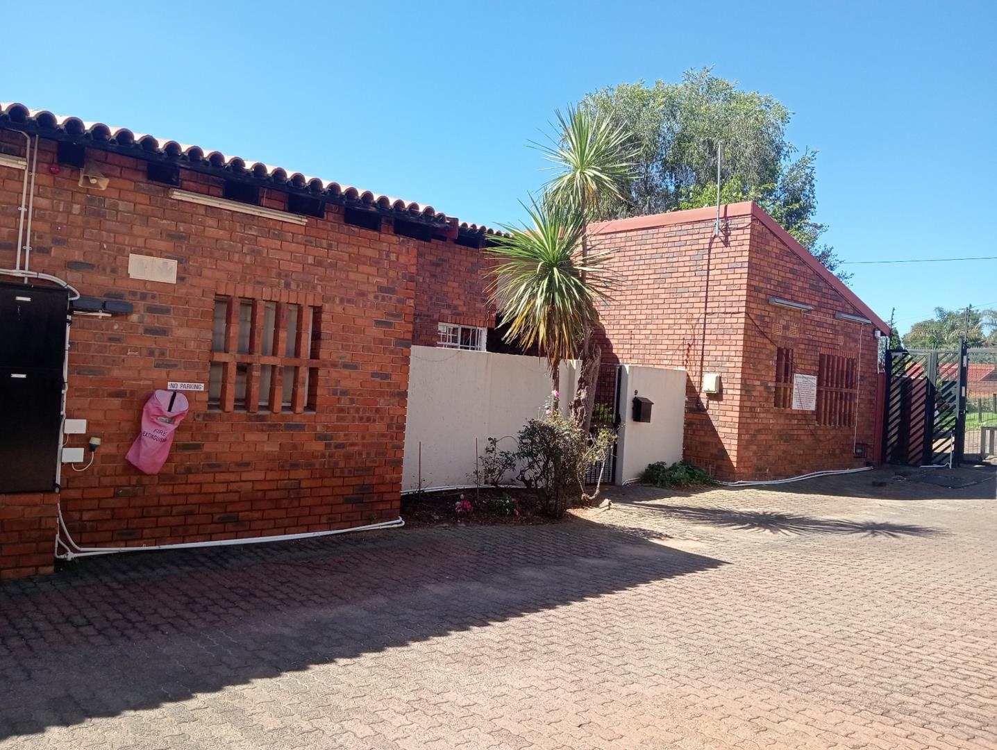 3 Bedroom Townhouse for sale in Corlett Gardens - P24-117185830