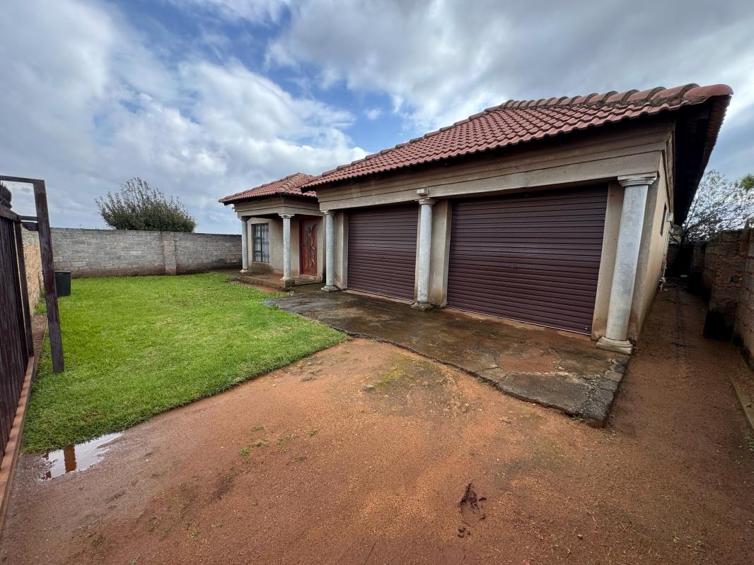 4 Bedroom House for sale in Daveyton - P24-117187128