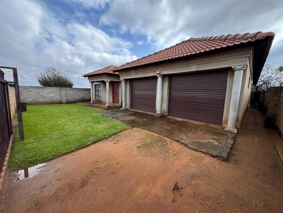 4 Bedroom House for sale in Daveyton - P24-117187128