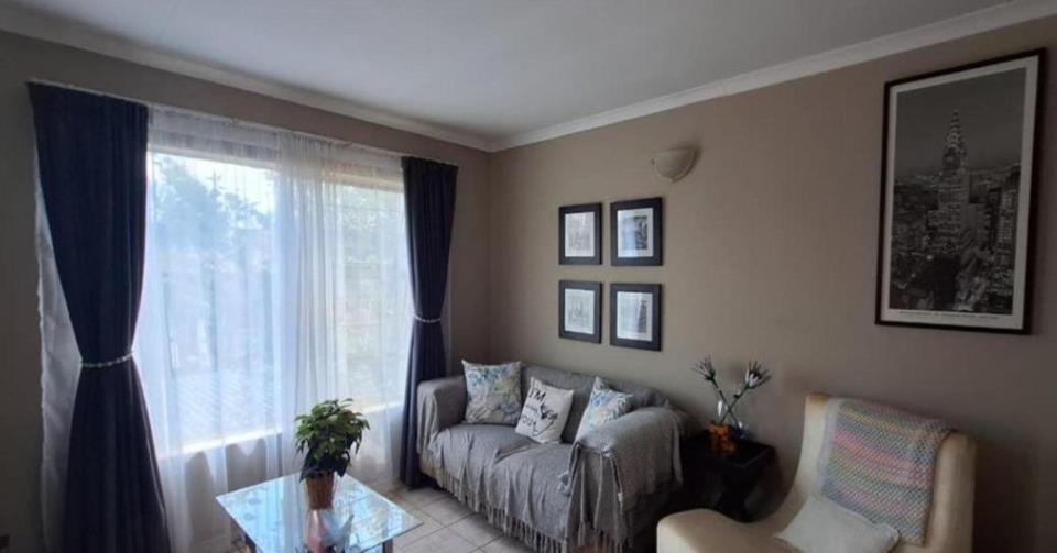 2 Bedroom Apartment / flat for sale in Glen Marais - 10 Ss Image 2, 4 ...