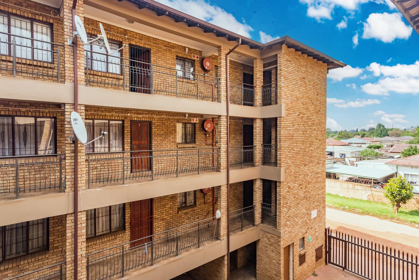 2 Bedroom Apartment / flat for sale in Randfontein Central - P24-117189646