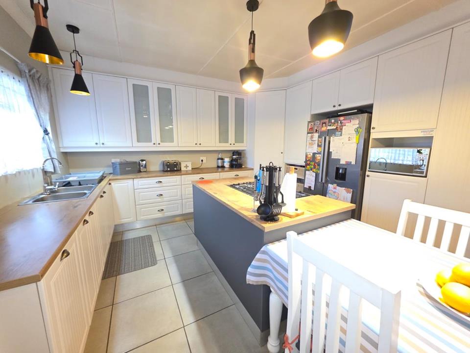 4 Bedroom House for sale in Rothdene - P24-117189706