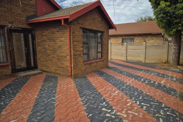 Discover this beautifully 2-bedroom home perfectly situated in the vibrant heart of Bloemside.
The property features a modern bathroom ...