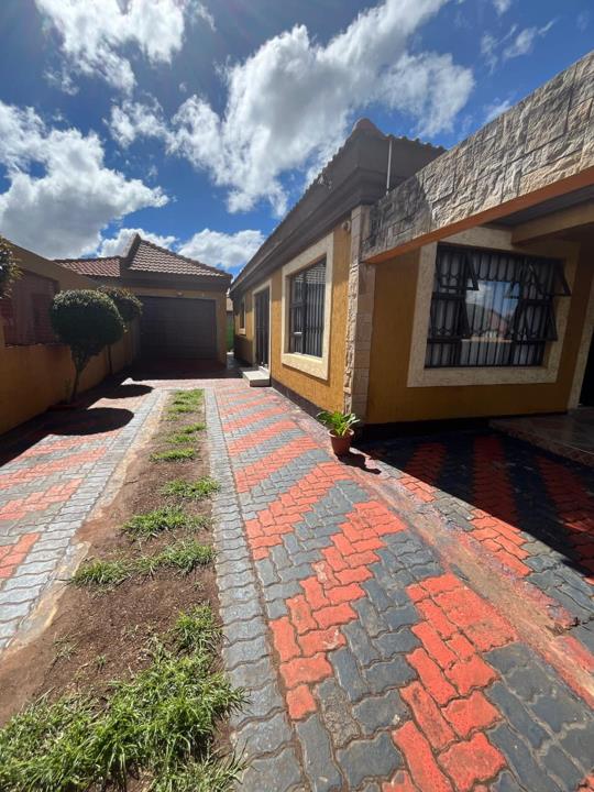 3 Bedroom House for sale in Sebokeng Zone 17 - P24-117196406