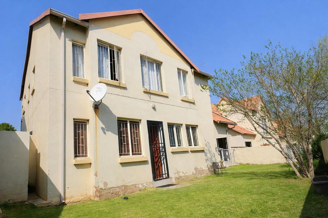 3 Bedroom Townhouse for sale in Kosmosdal - P24-117197499