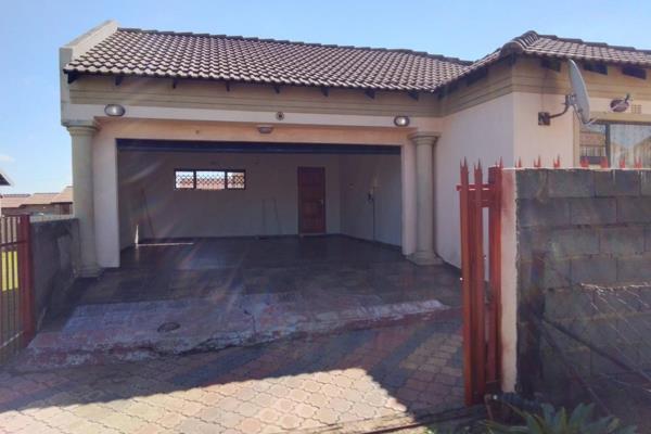 NEAT FAMILY HOME TO RENT IN TASBET

3 Bedrooms
2 Bathrooms
Open-plan lounge &amp; kitchen area
Built-in cupboards
2 Garages
Garden ...