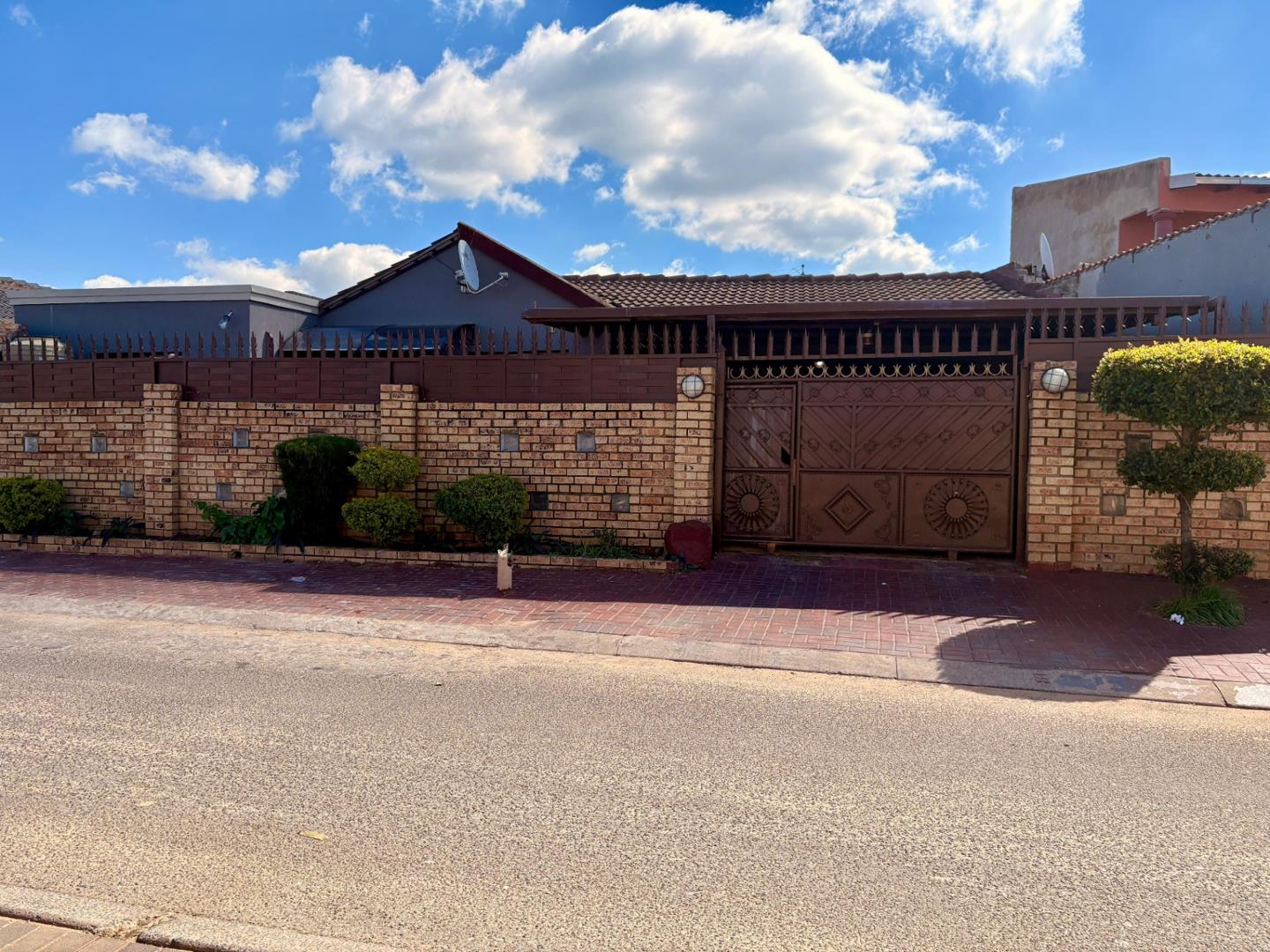 6 Bedroom House for sale in Rabie Ridge - P24-117199064