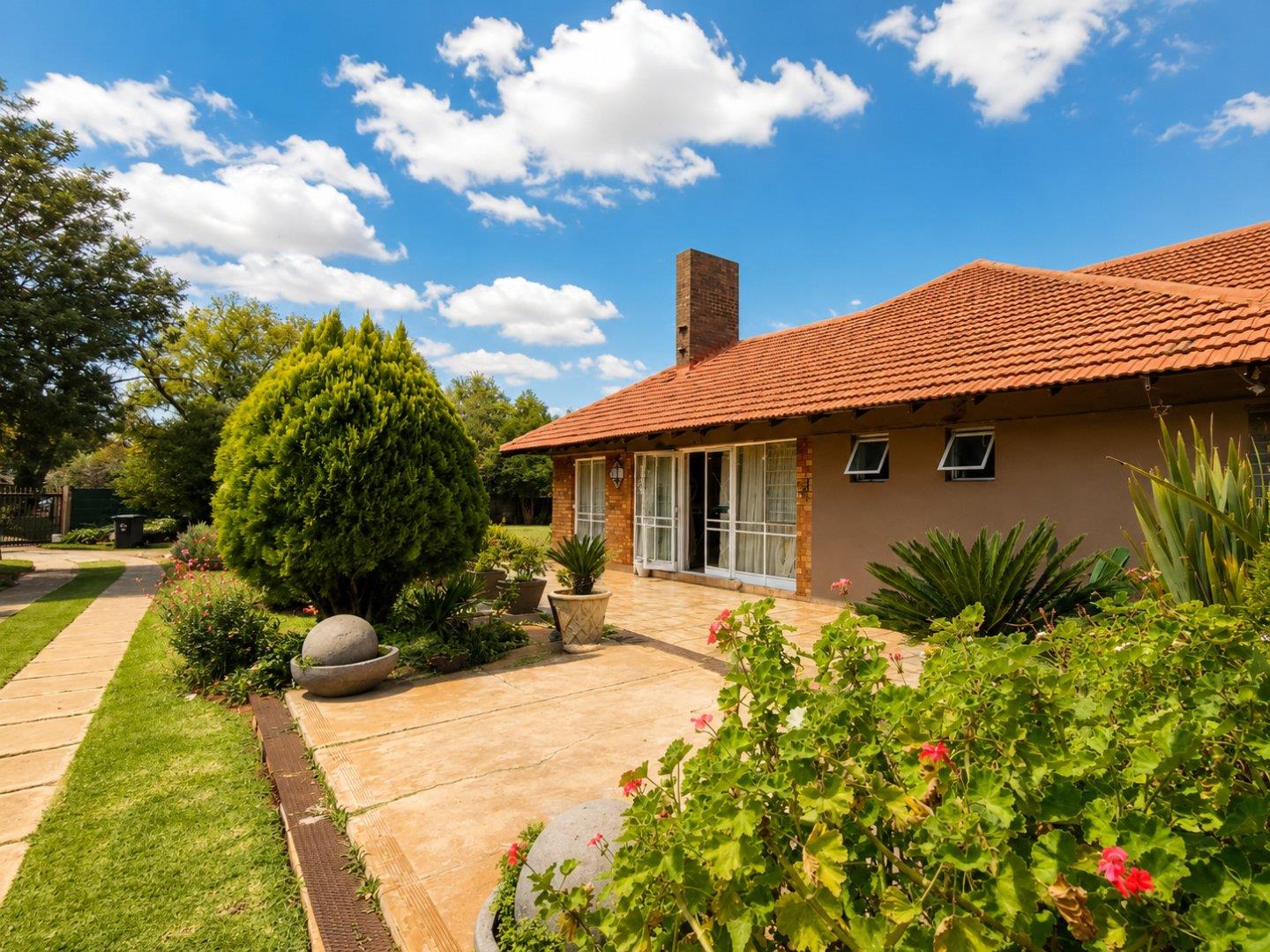 4 Bedroom House for sale in Stilfontein Ext 2 - P24-117201099