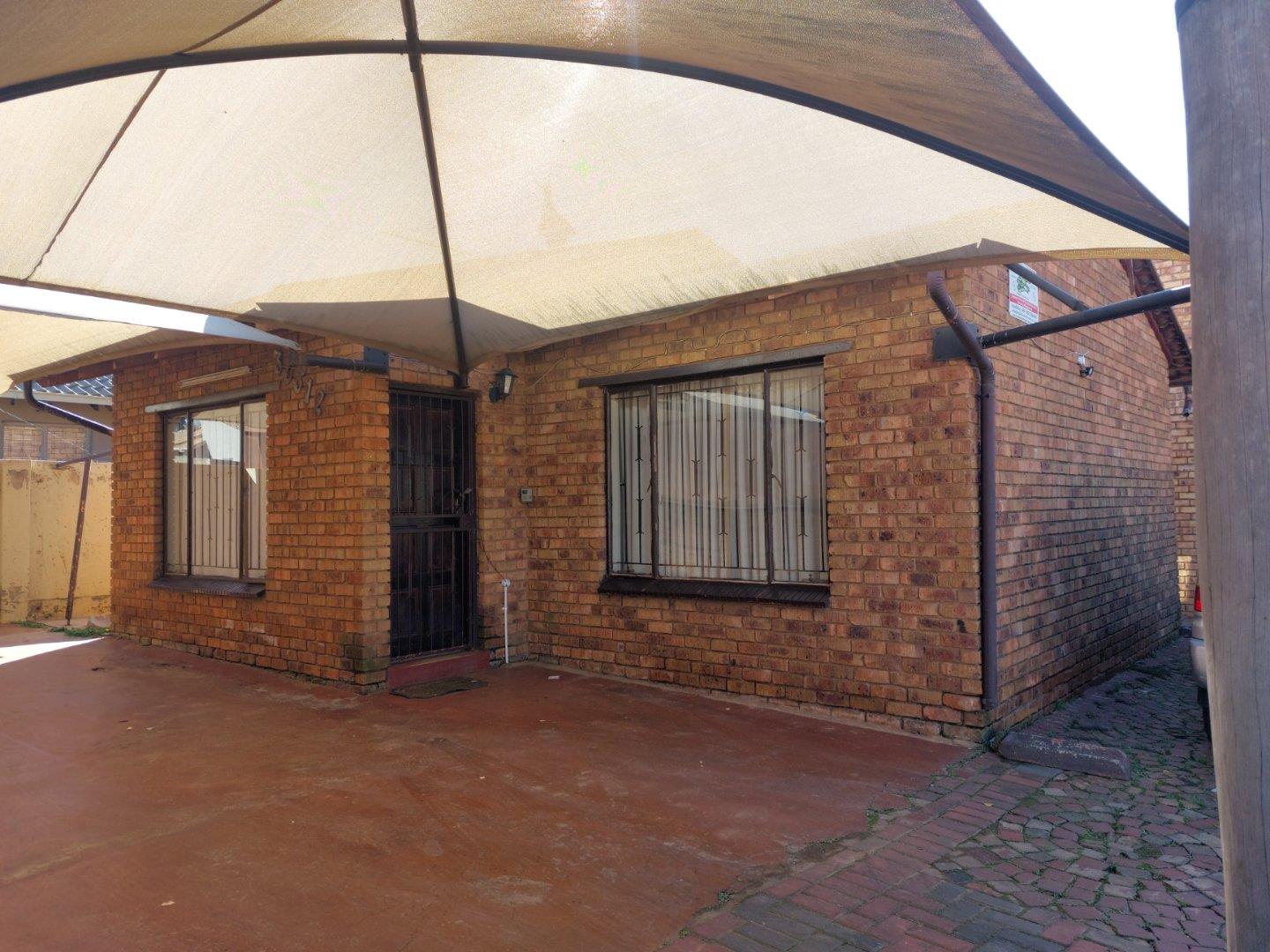 2 Bedroom House for sale in Daveyton - P24-117203047