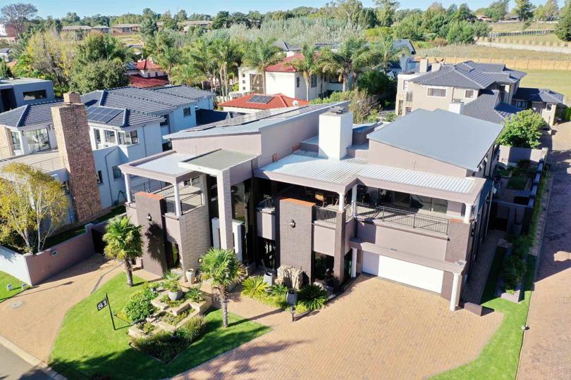 6 Bedroom House for sale in Ebotse Golf Estate - P24-117206484