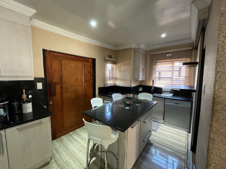 3 Bedroom House for sale in Roodekop - P24-117206807