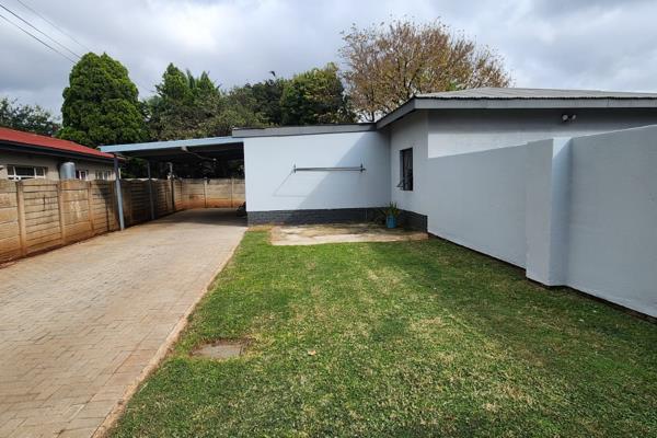 Welcome to this well located flat in Meyerton Central, offering comfortable and practical living. This pet friendly unit features two ...