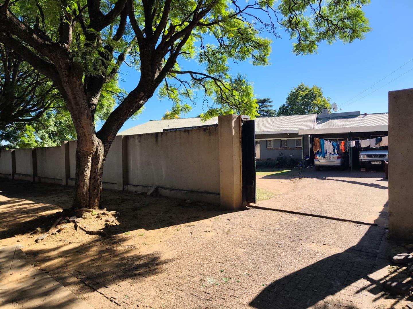 6 Bedroom House for sale in Witbank Ext 5 - P24-117211835
