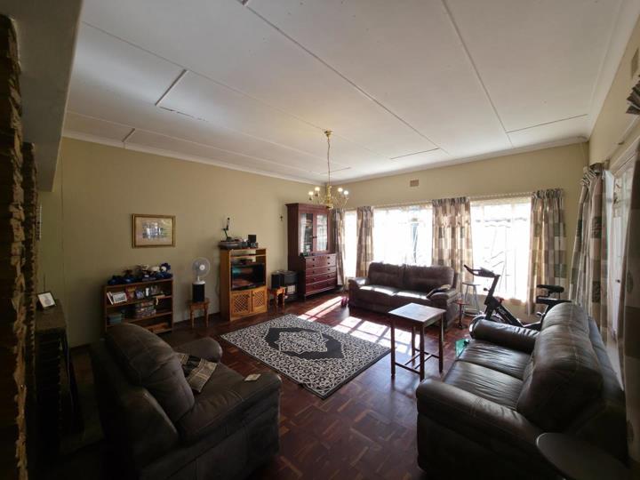 Listing number: P24-117214365, Image number: 3, Living Room