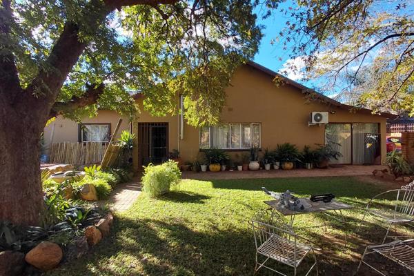 Welcome to a well maintained property in Meiringspark. With beautiful gardens and open living space.
This property consists of a lovely ...
