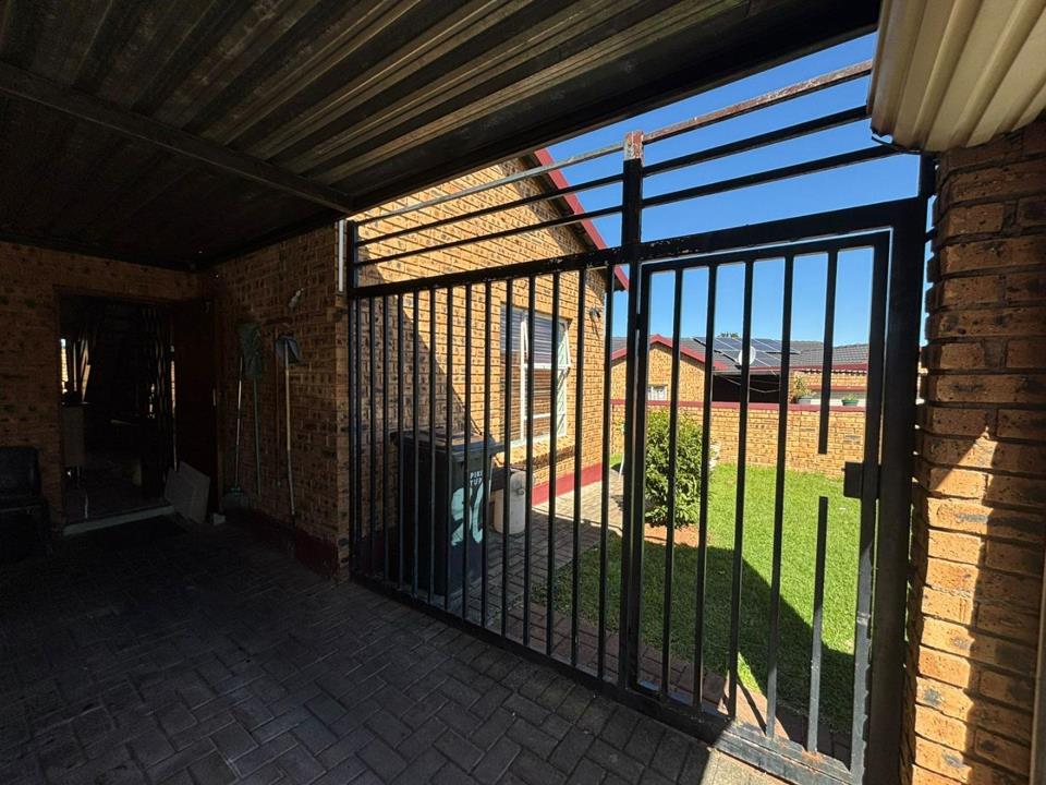 3 Bedroom Apartment / flat for sale in Honeydew - Honey Crest, 74 Glover Street - Roodepoort