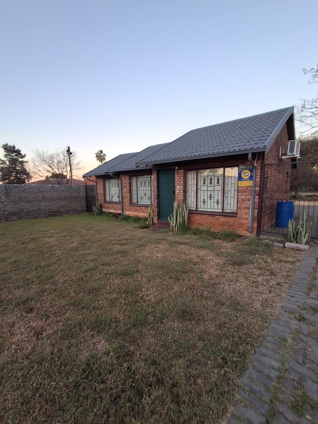 3 Bedroom House for sale in Rustenburg North - P24-117218136