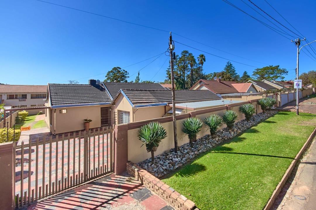 4 Bedroom House for sale in Roodepoort West - P24-117219185