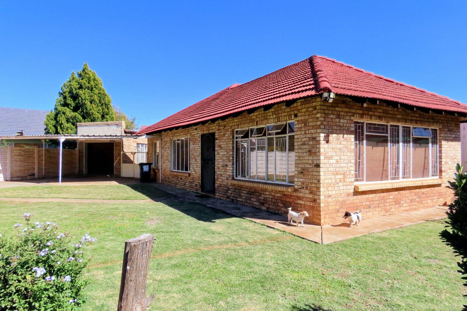 3 Bedroom House for sale in Stilfontein Ext 4 - P24-117222941