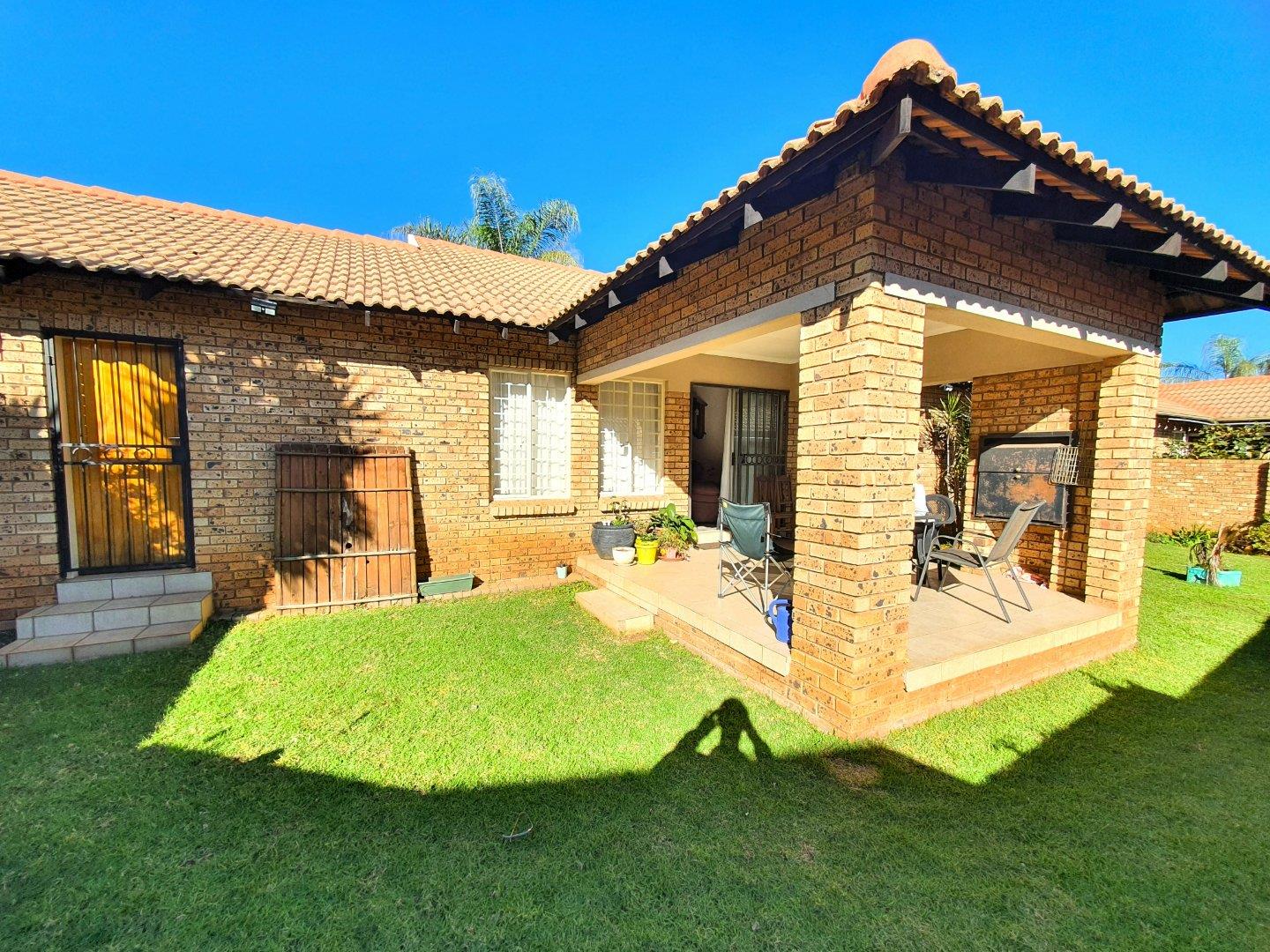 3 Bedroom Townhouse for sale in Annlin - P24-117217279