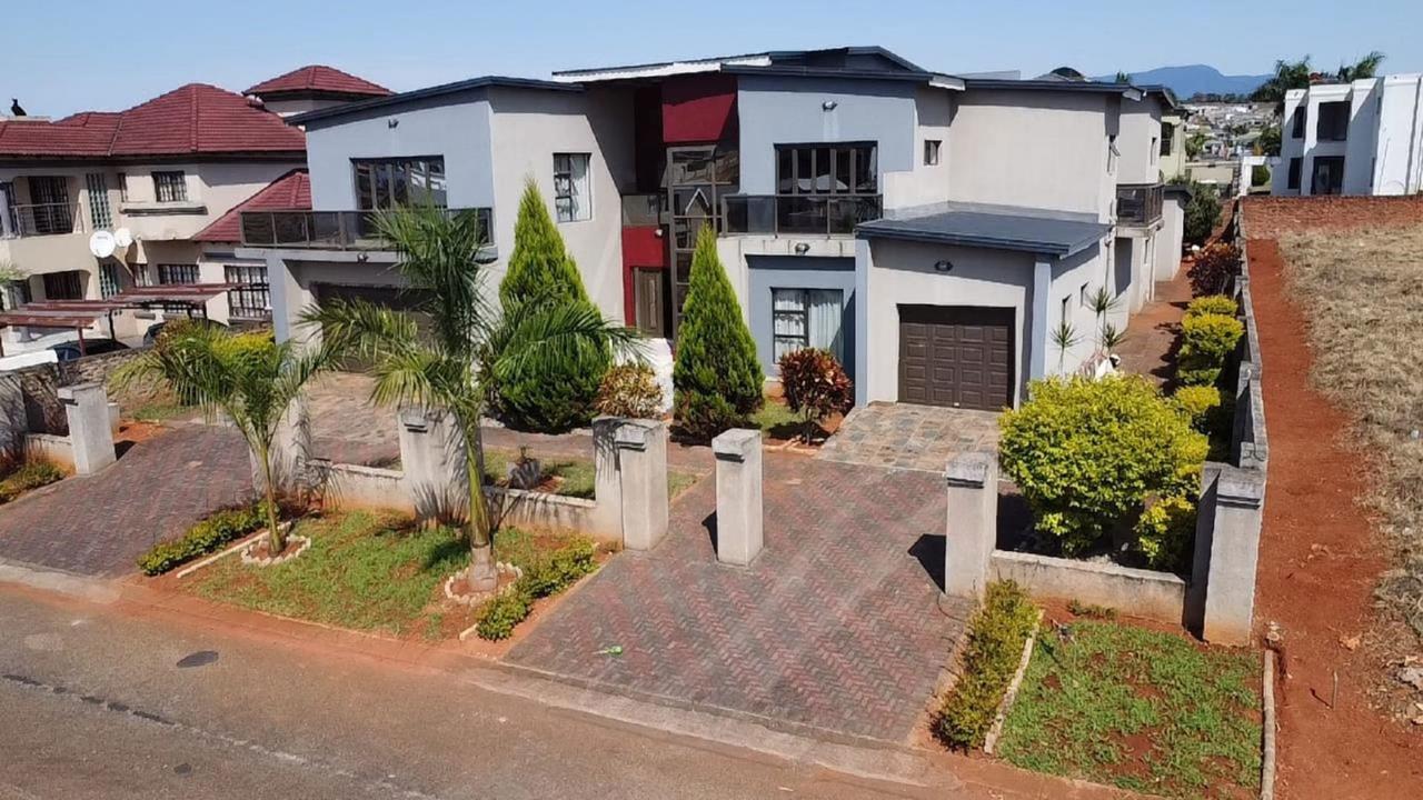 6 Bedroom House for sale in Riverside Estate - P24-115044303