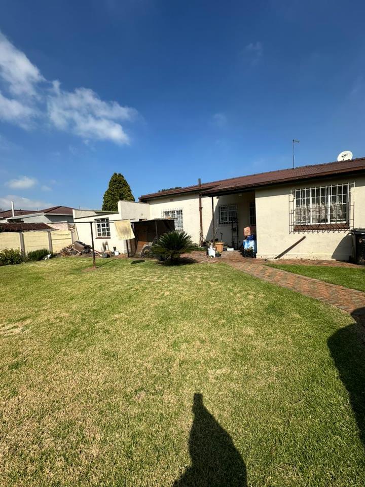 4 Bedroom House for sale in Strubenvale - P24-117225489
