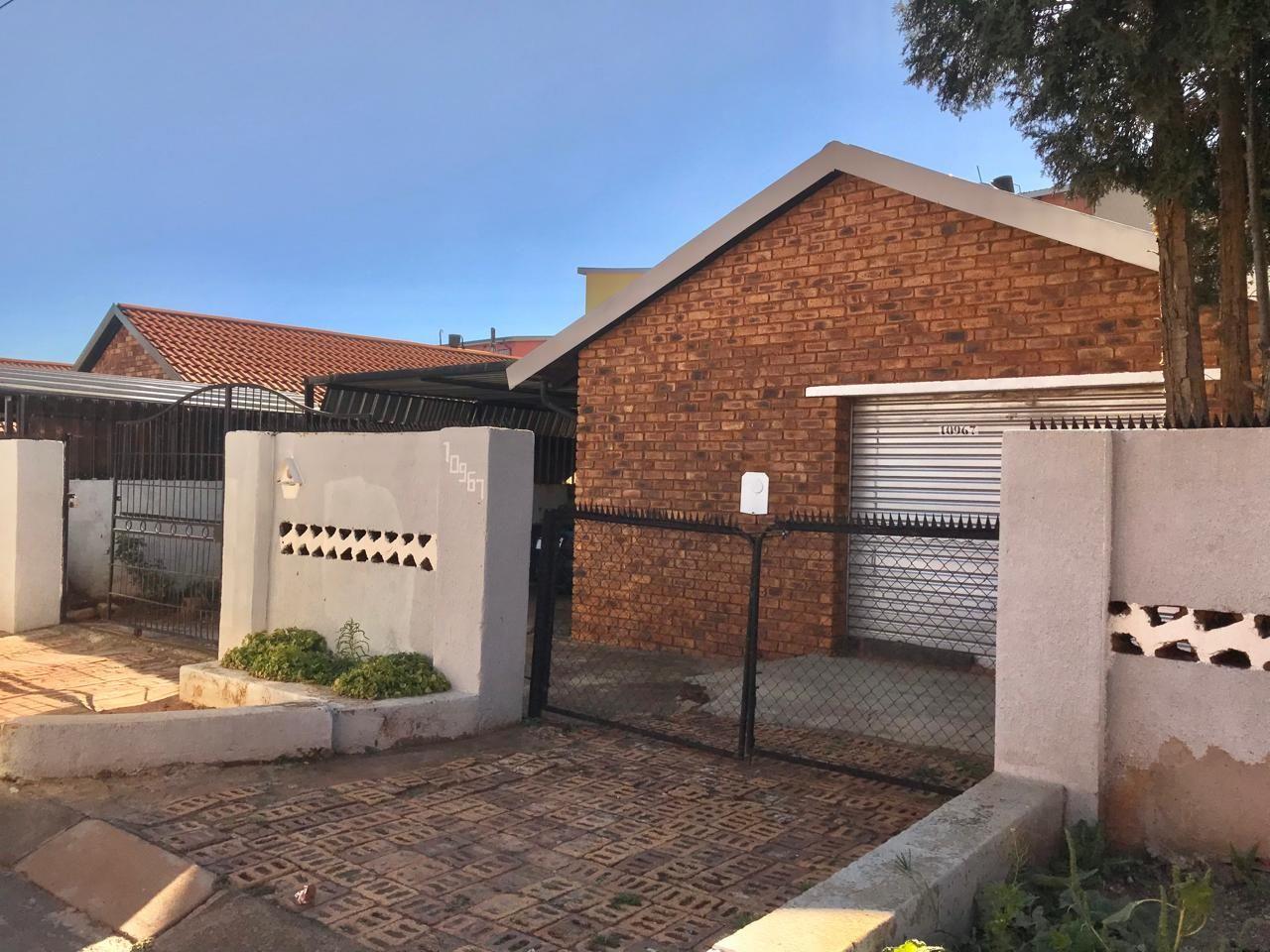 2 Bedroom House for sale in Dobsonville Ext 2 - 10967 Mvubu Drive - P24 ...