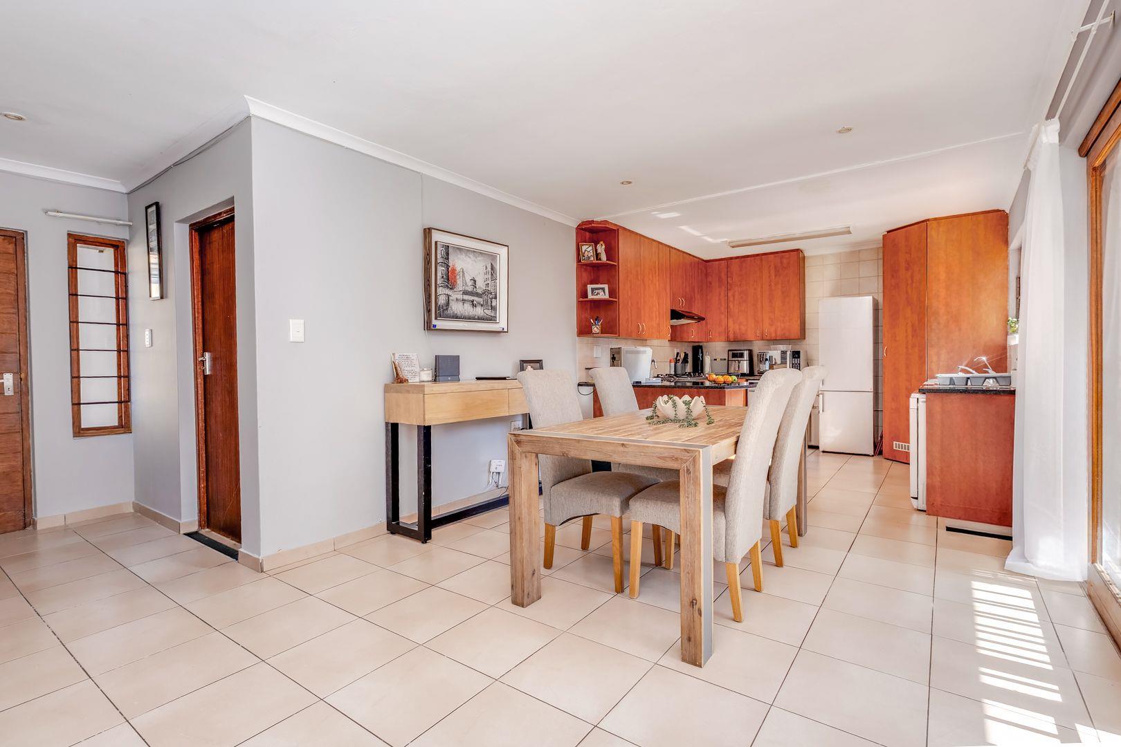 3 Bedroom Townhouse for sale in Radiokop - P24-117228262