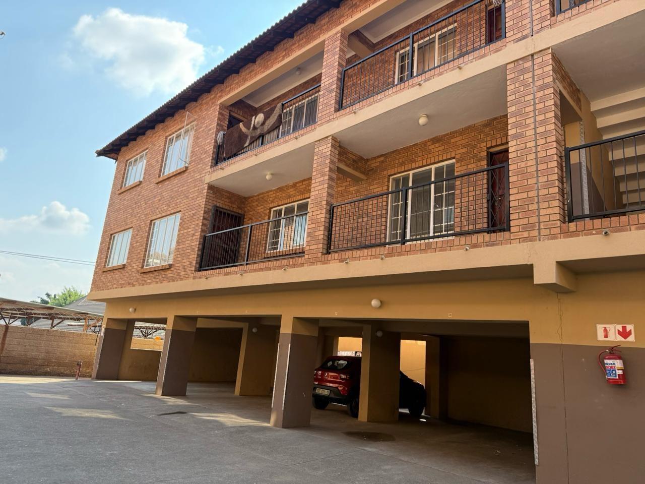 2 Bedroom Apartment / flat for sale in Rustenburg Central - P24-117228299
