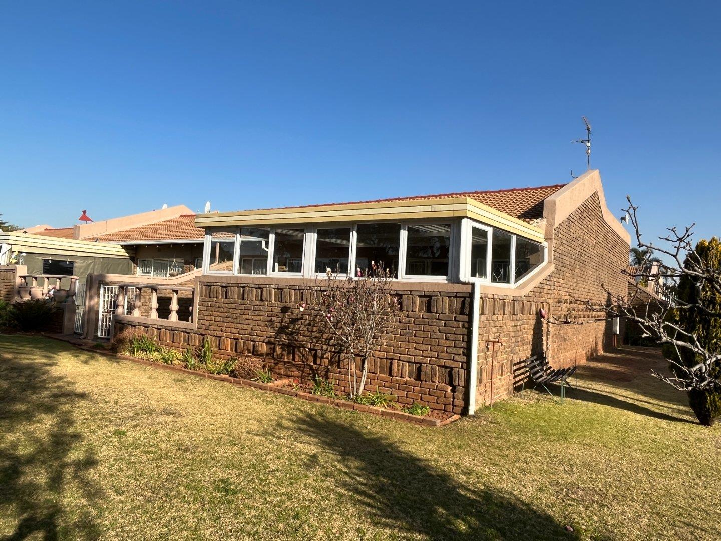 3 Bedroom Townhouse for sale in Horizon View - Jonkershoek, 2 Betty ...