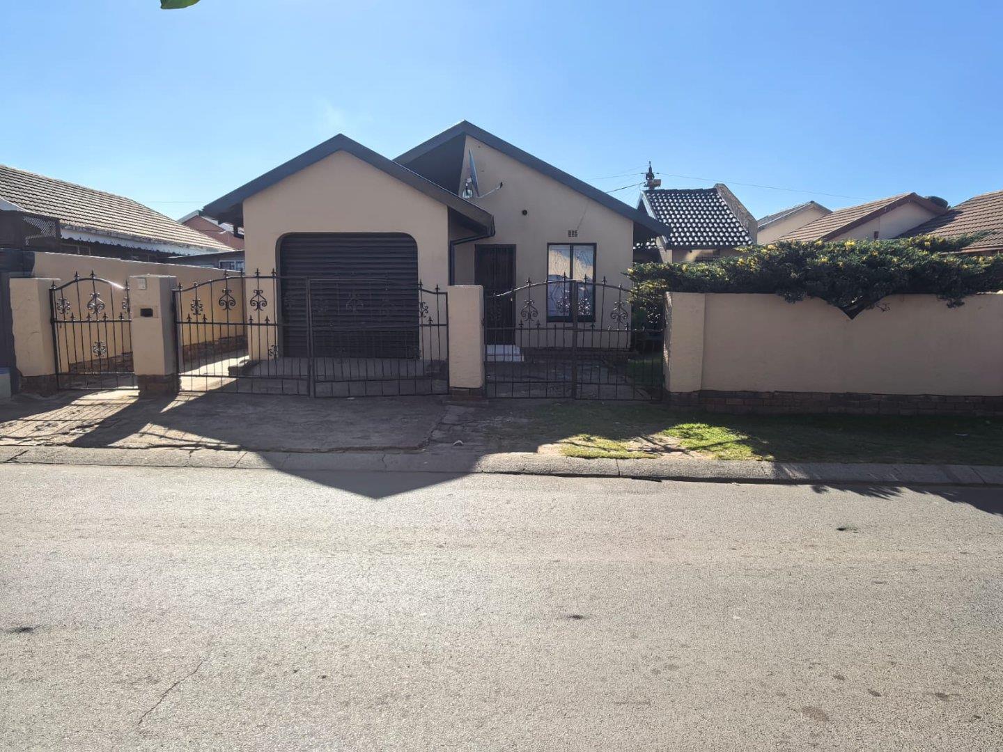 3 Bedroom House for sale in Daveyton - P24-117232564