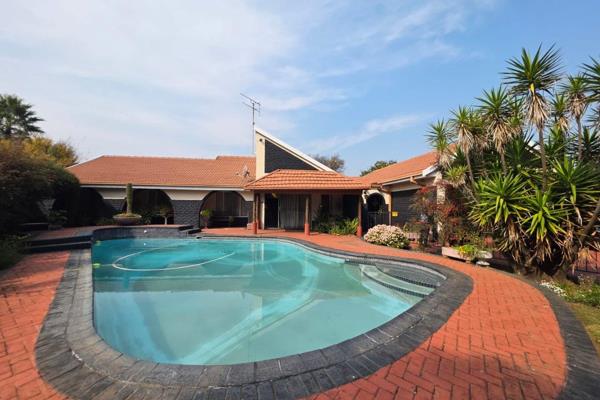 Escape to a welcoming FAMILY home in Golf Park Meyerton, where comfort and convenience flow from room to room. 

Perfectly located in ...