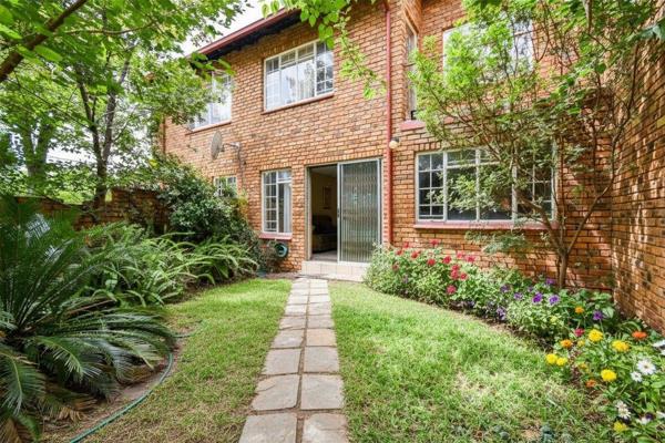Modern 3-bedroom duplex townhouse nestled in a well-maintained, secure complex in the heart of Moreleta Park.

This 121m2 home is ...