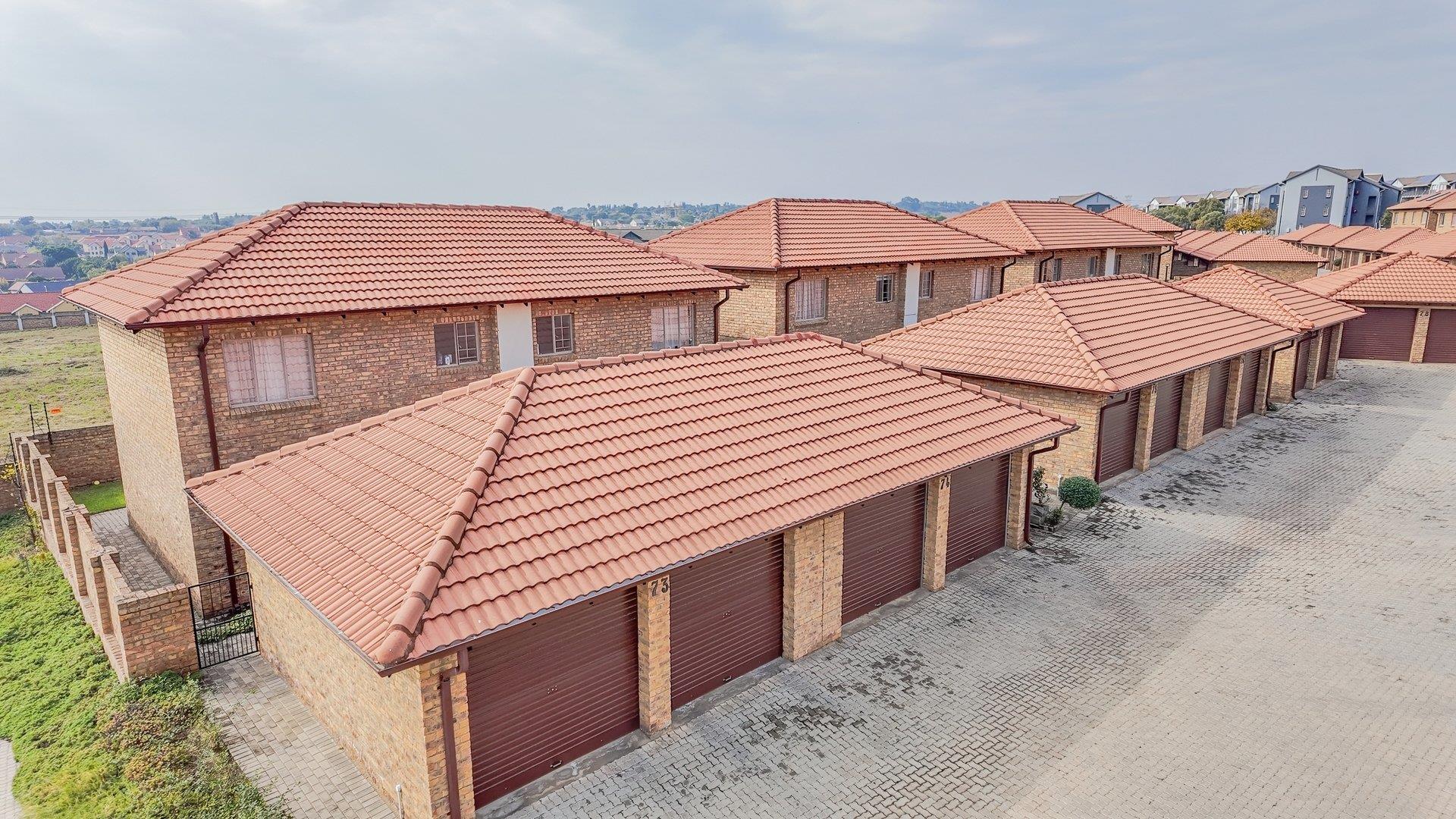 3 Bedroom Townhouse for sale in Kosmosdal - P24-117226326